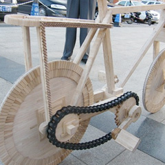  用一万四千根雪糕棍手工粘制的自行车